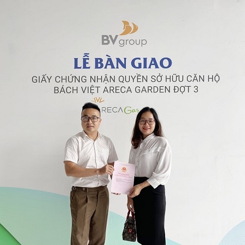 BACH VIET GROUP DELIVERS CERTIFICATE OF ARECA GARDEN APARTMENT OWNERSHIP TO THE RESIDENT FOR THE THIRD PHASE.