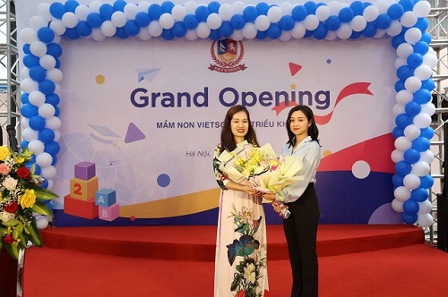 TƯNG BỪNG KHAI GIẢNG TRƯỜNG MẦM NON VIETSCHOOL TRIỀU KHÚC