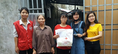 “BLUE MOON” TOGETHER WITH BRIGHTLY WARMING SMILES: THE FIRST CHARITY TRIP OF VIETSCHOOL TEACHERS AND STAFF: