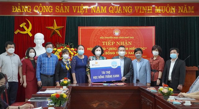 BLUE MOON CHARITY FUND OFFERS SCHOLARSHIPS TO POOR STUDENTS OVERCOMING DIFFICULTIES IN PHU THO PROVINCE