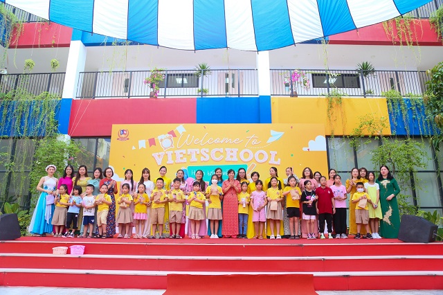 HỌC SINH VIETSCHOOL HÁO HỨC TỰU TRƯỜNG