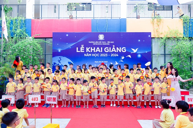 HỌC SINH VIETSCHOOL NÔ NỨC KHAI GIẢNG NĂM HỌC MỚI