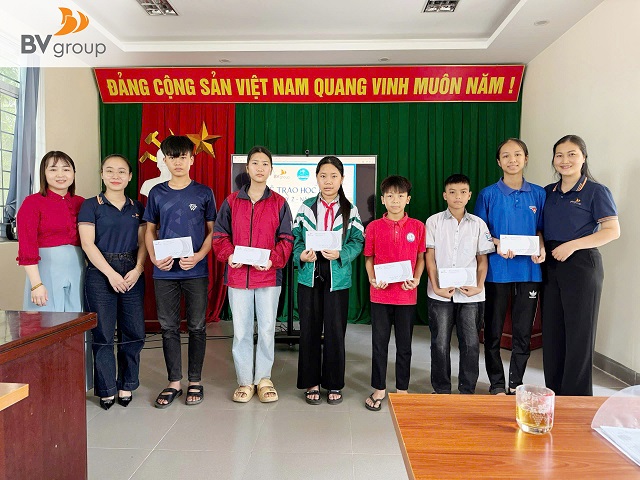 QUỸ TRĂNG XANH: KHÉP LẠI NĂM HỌC VỚI LOẠT THÀNH TÍCH NỔI BẬT CỦA HỌC SINH NGHÈO HIẾU HỌC