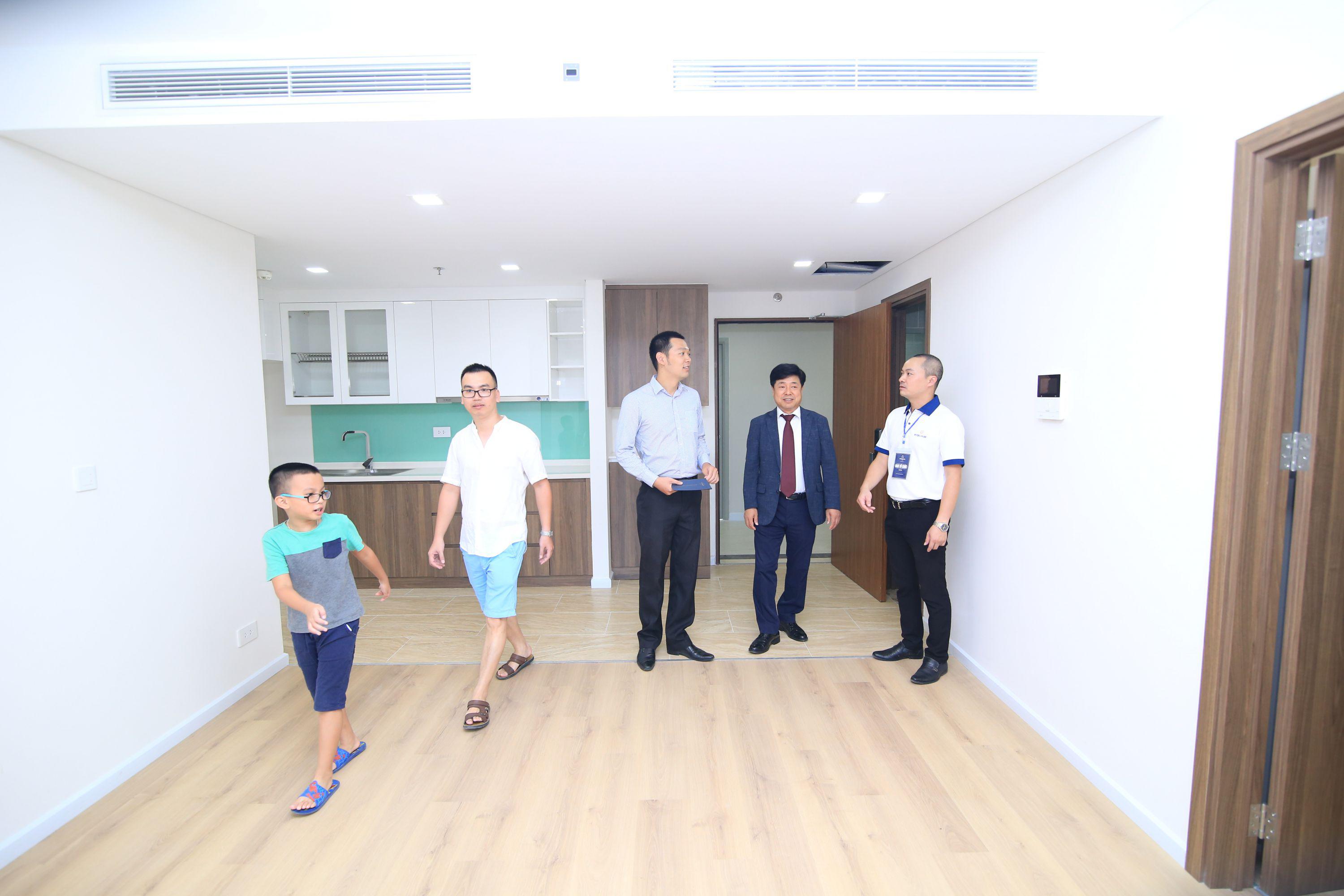 Customers eagerly receive apartments at Rivera Park Hanoi